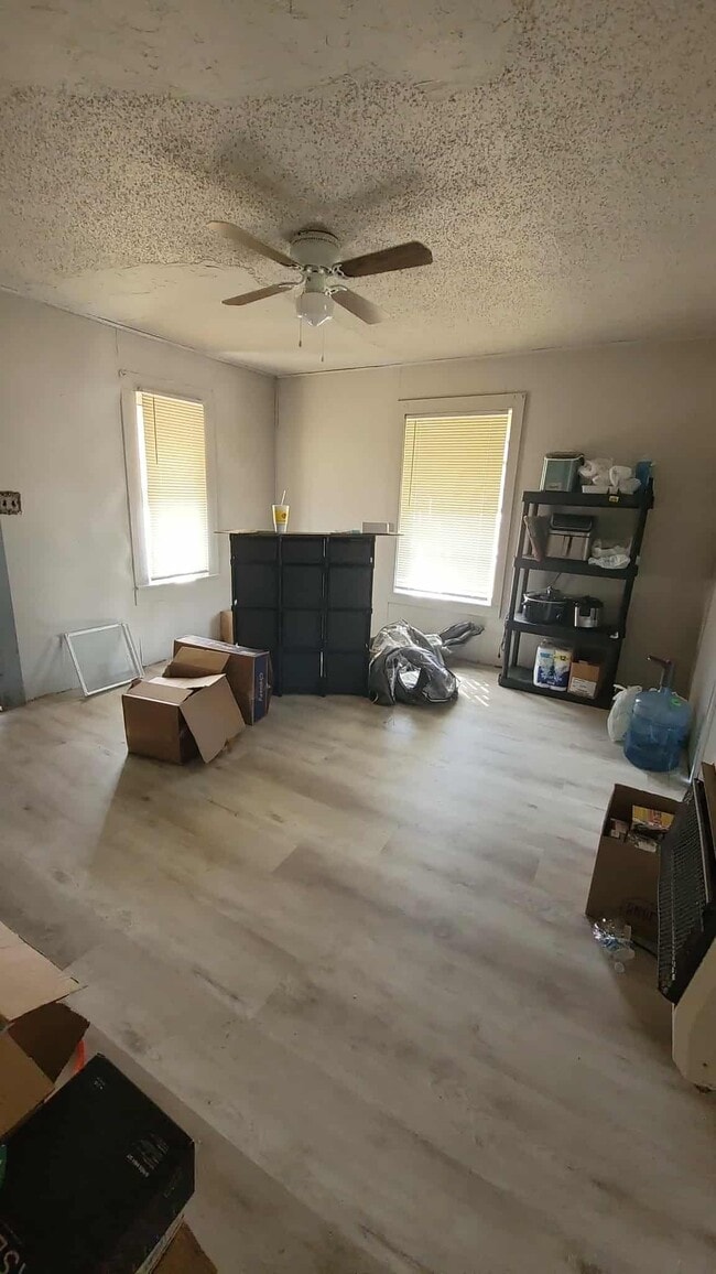 Building Photo - 201 E Walnut Ave