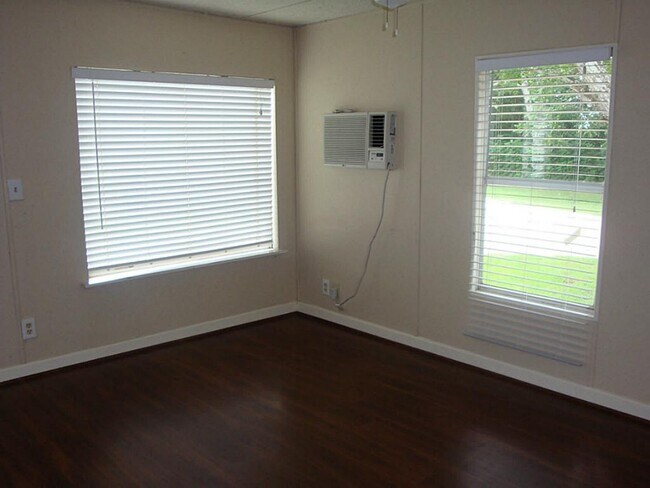 Foto del edificio - 2445 Precinct Line Rd