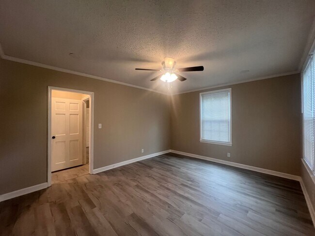 Building Photo - AVAILABLE TO SHOW!
