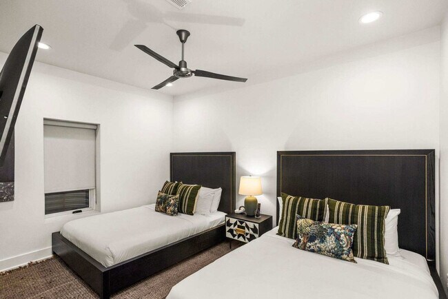 Building Photo - 1712 8th Ave S