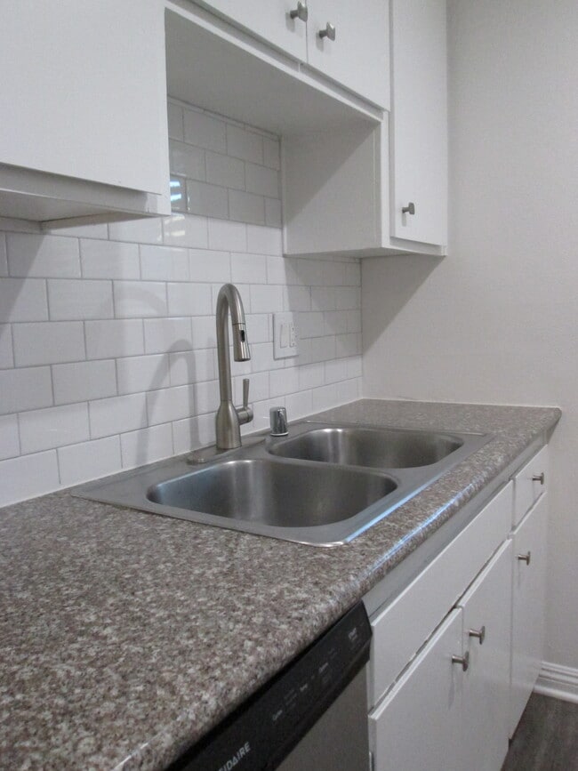 Building Photo - Brentwood Apartments