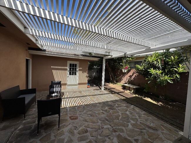 Foto del edificio - 3Bd 2Ba House in Hawthorne w/backyard 2 car garage