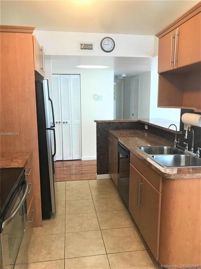 Building Photo - PLAZA TOWERS NORTH CONDO