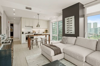 Building Photo - 334 N Halsted St