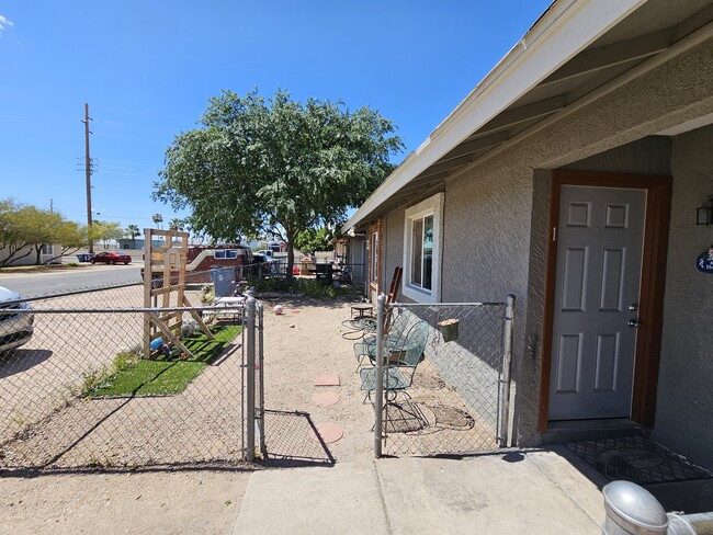 Building Photo - 426 E Quail Ave