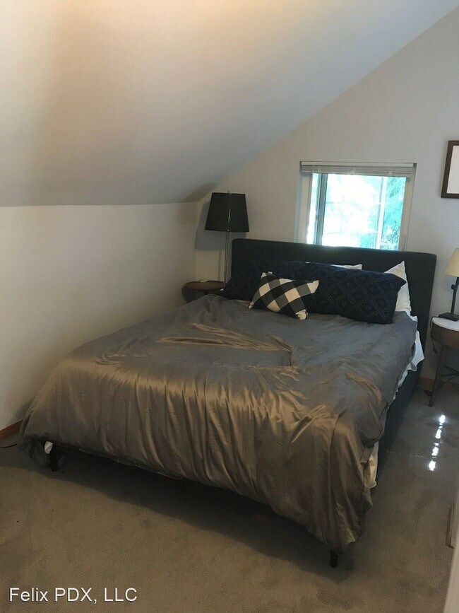 Building Photo - 1 br, 1 bath Apartment - 3440 SW Falcon St.