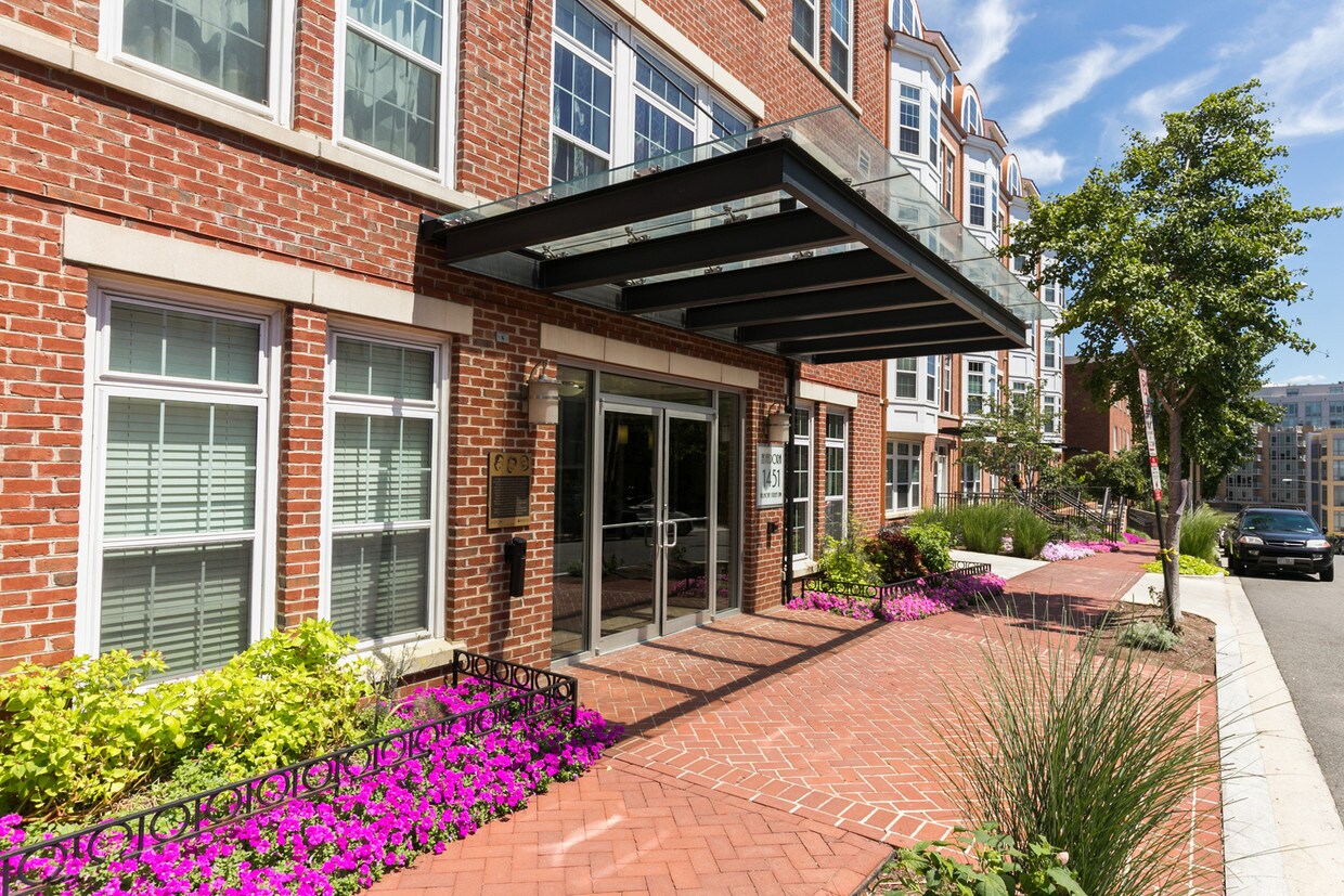 Primary Photo - 1451 Belmont St NW