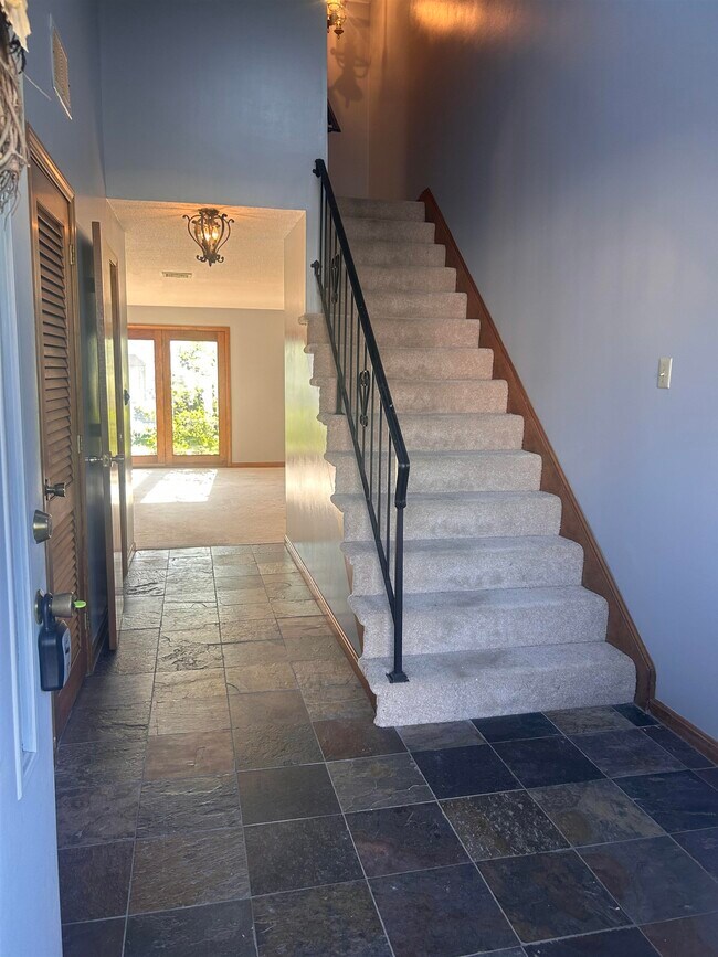 Building Photo - 266 Stonebridge Dr