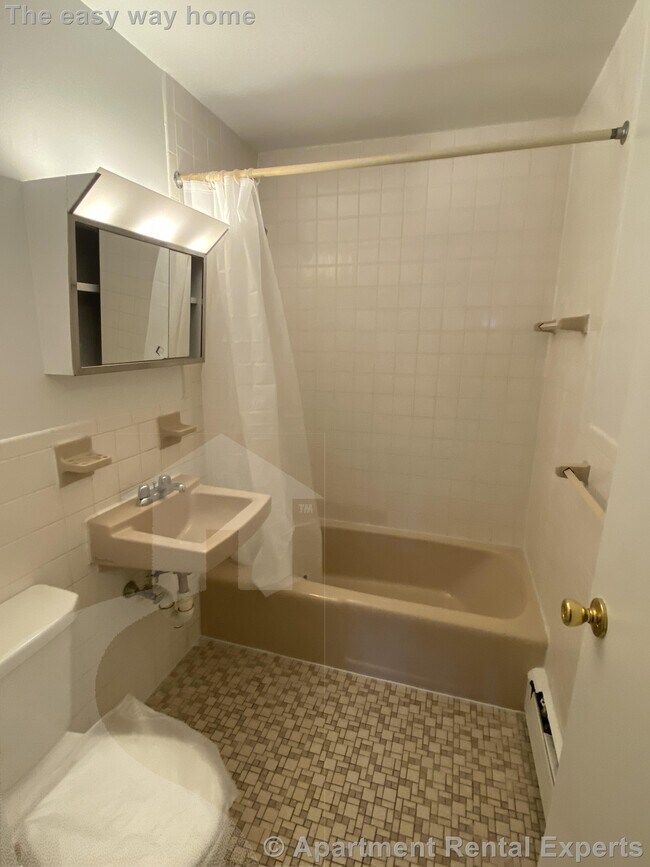 Building Photo - 240 Belmont St