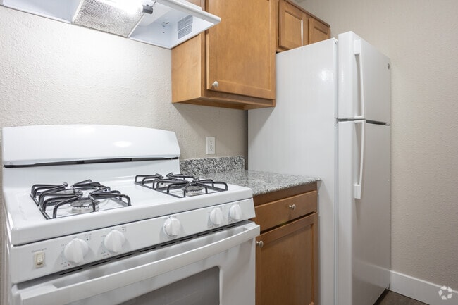 1 habitación, 1 baño - 600 pies cuadrados - Cocina - Crossroads Apartments