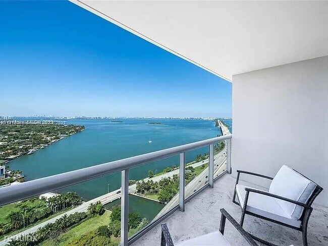 Foto del edificio - 1 br, 1.5 bath Condo - 601 NE 36th St Apt ...