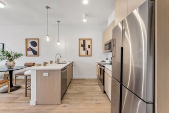 Building Photo - Lazul West