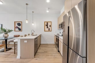 Building Photo - Lazul West