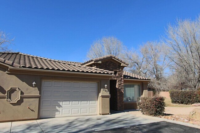 Building Photo - Great 3 Bedroom, 2 Bathroom End Unit Prope...