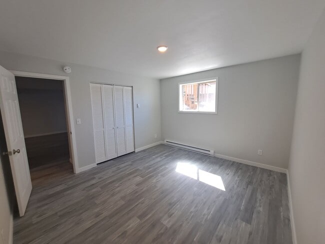 Building Photo - 2 Bedroom Condo in town