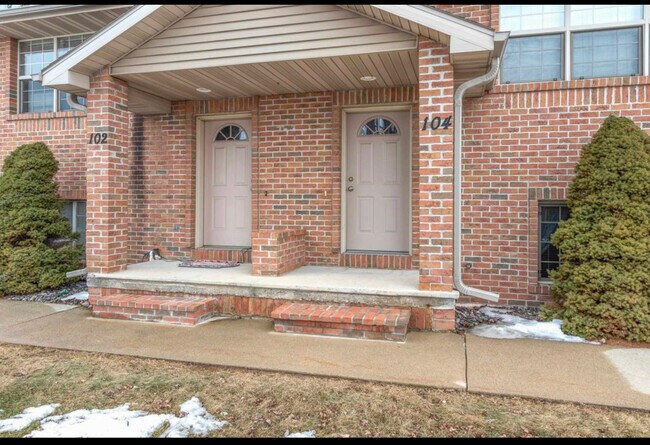 Puerta principal - 104 E River Dr