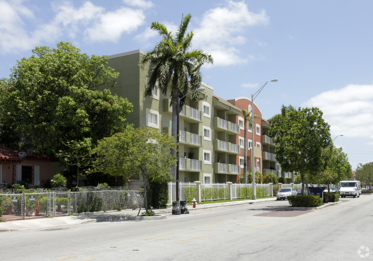 Vista a la esquina - South Wind Apartments