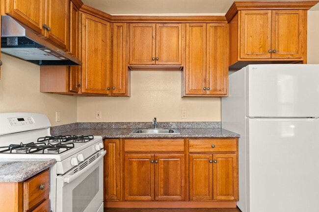 Foto del edificio - Utilities Included! Bright 1BD w/ Granite Kitchen & Plank Flooring