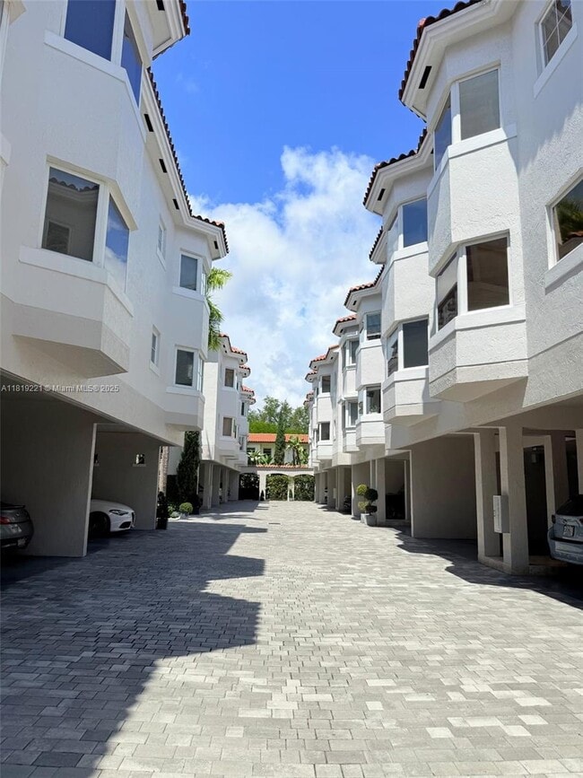Building Photo - 261 Navarre Ave