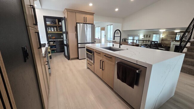 Cocina con la puerta de la despensa abierta. - 2504 W Pine Needle Pl
