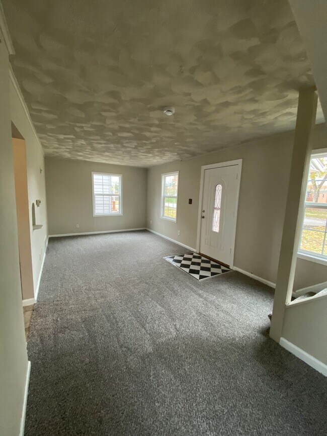 Foto del edificio - 3 Bedroom 1.5 Bathroom with 2 Stall Garage