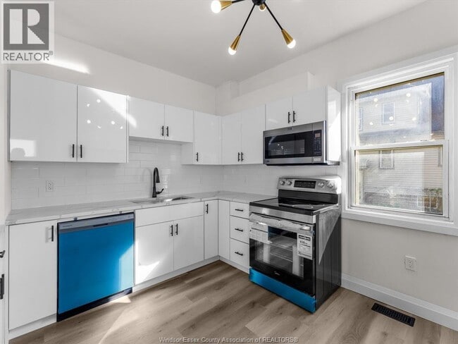 Building Photo - 1067 Drouillard Rd