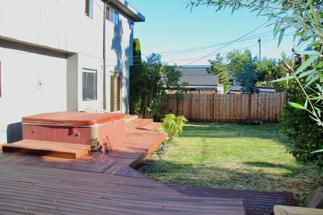 Patio interior - 10249 33rd Ave sw