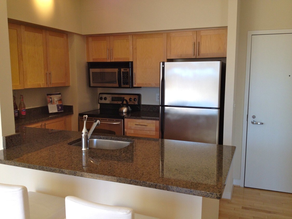 Foto principal - 7500 Woodmont Ave