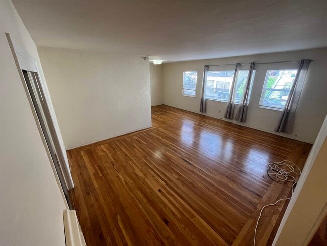 Building Photo - 844 York St