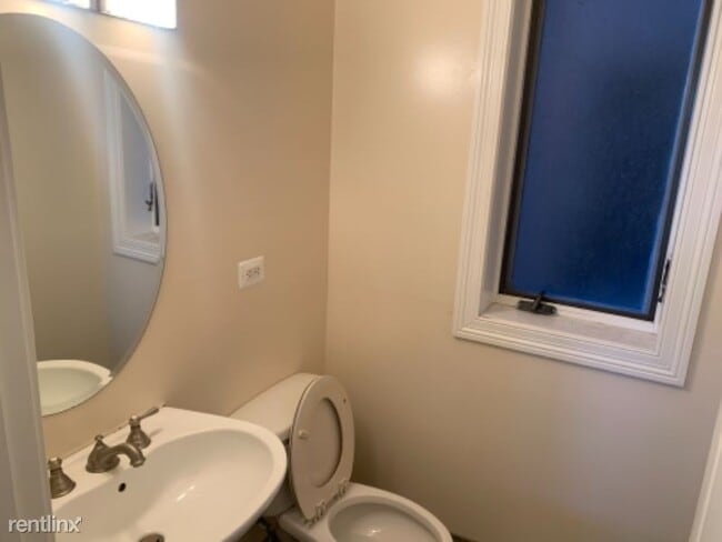 Building Photo - 4 br, 2 bath Townhome - 4040 S Prairie Ave