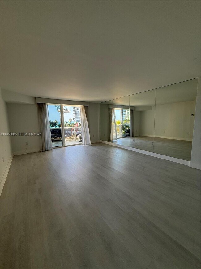 Foto del edificio - 10275 Collins Ave