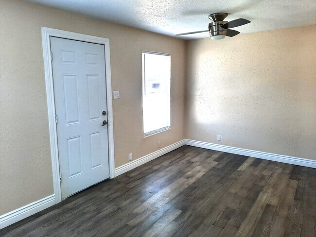 livingroom - 511 Wolf St