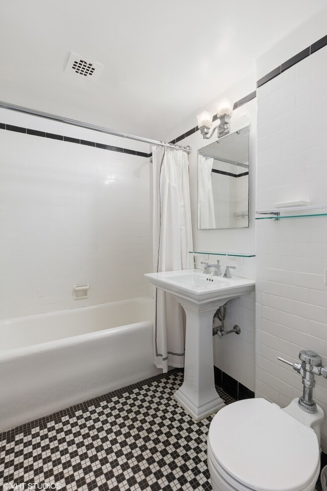Building Photo - 465 W 23rd St