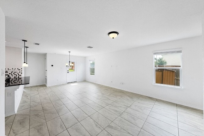 Foto del edificio - Stunning 1-Story Ranch with Lake View on C...