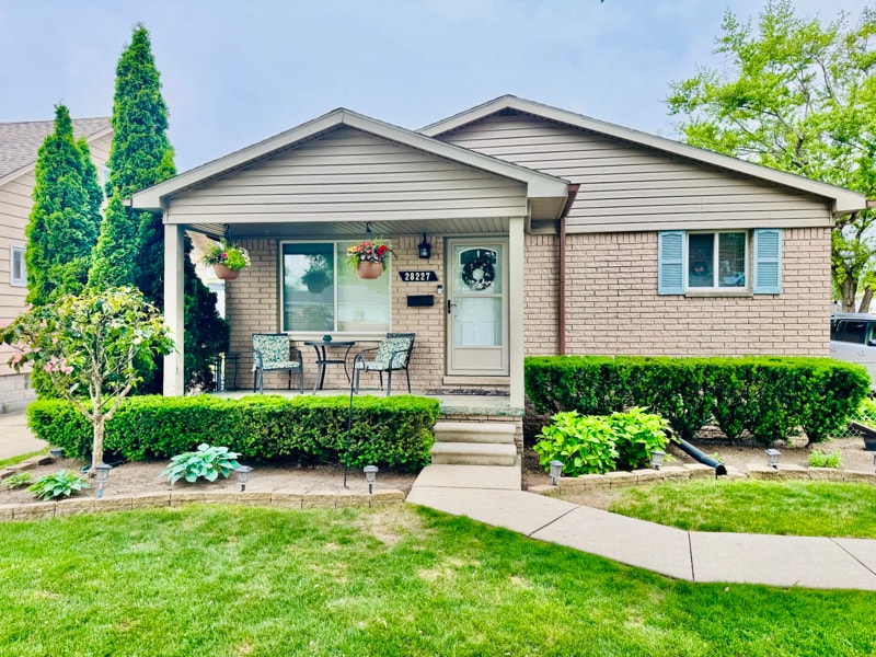 Primary Photo - 28227 Gladstone St