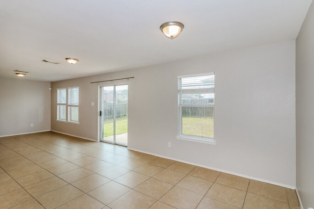 Foto del edificio - 5006 Roth Forest Ln