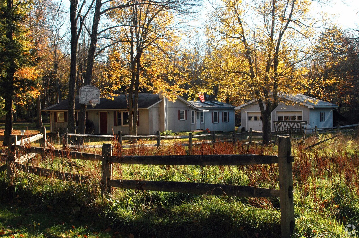 Primary Photo - 25 Maple St