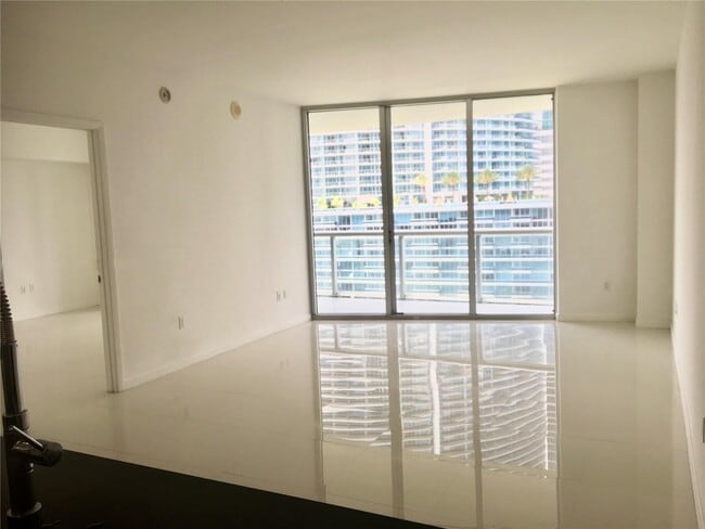 Building Photo - 475 Brickell Ave