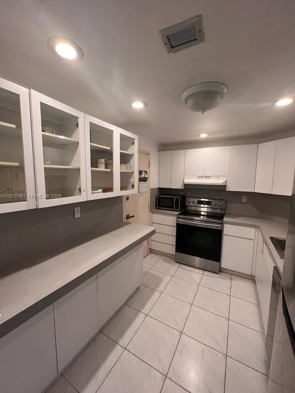 Building Photo - 300 Bayview Dr