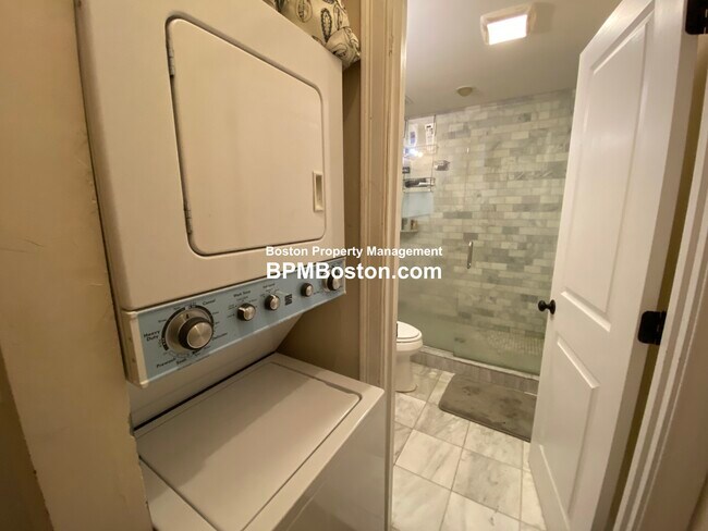Building Photo - 27 Lamartine St
