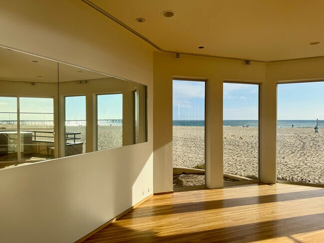 Foto del edificio - 3505 Ocean Front Walk