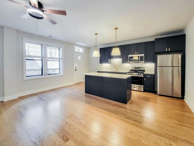 Photo - 2032 W Montrose Ave Apartment