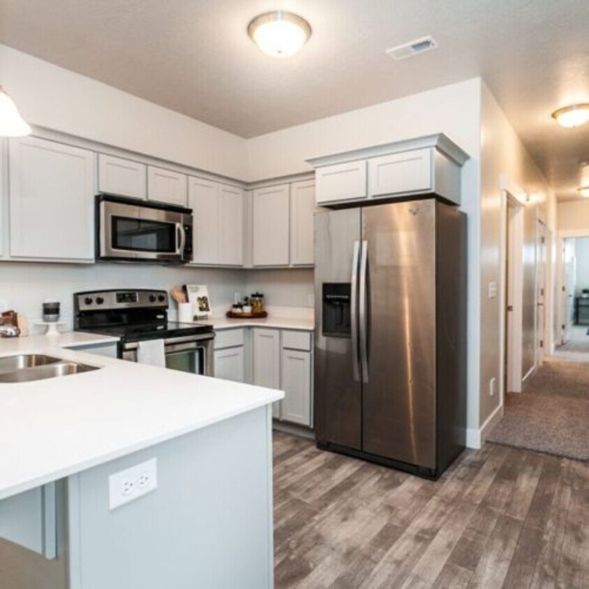 Foto principal - Beautiful 3 Bd, 2 Ba Condo with Garage Par...