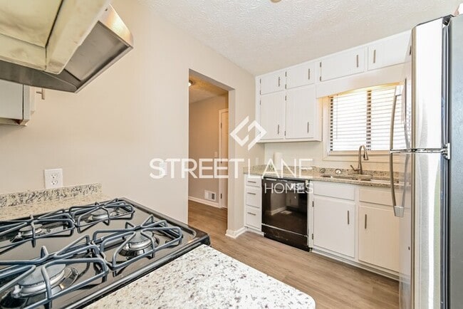 Building Photo - REDUCED!- Now offering $750 off first full...