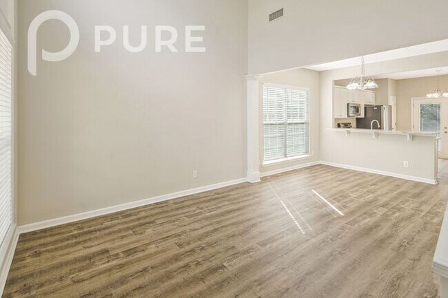 Building Photo - 10437 Roundleaf Dr