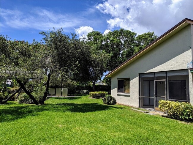 Building Photo - 460 Lakeview Dr