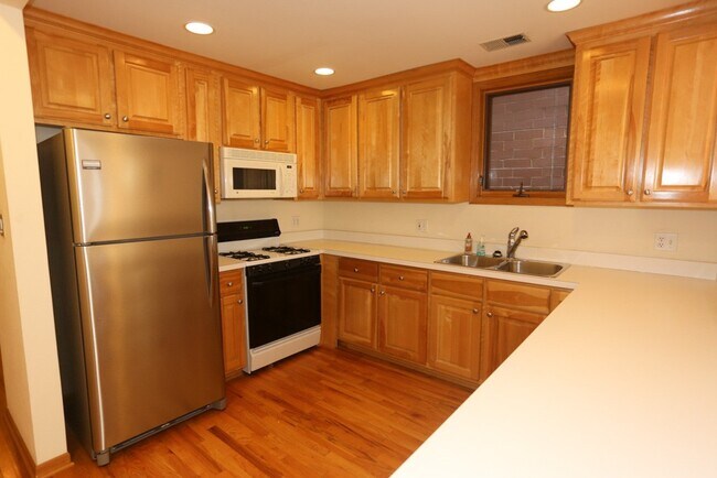 Foto del edificio - 824 W Buckingham Pl