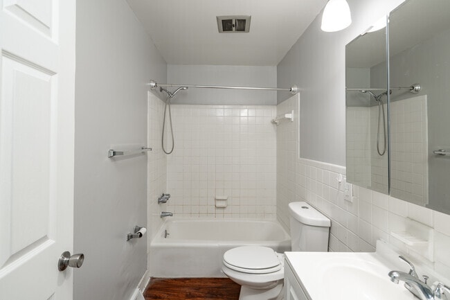 2BR, 1.5BA - 1055SF - Seconed Bathroom - Fountainview East Apartments