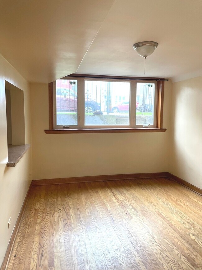 Foto del edificio - 1243 W 31st St
