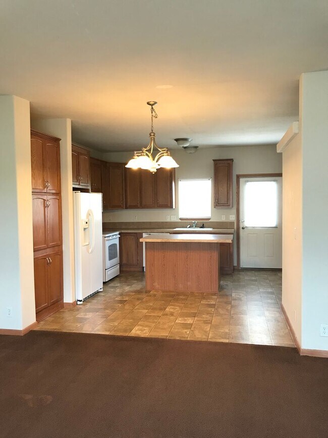 Building Photo - CLOSE TO FORT RILEY! WASHER AND DRYER INCL...